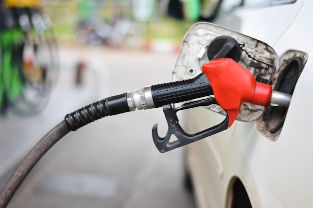 Füllendes Auto mit Benzin an der Tankstelle