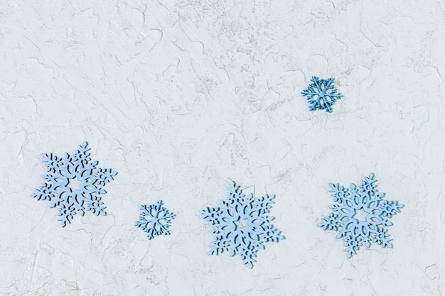 Foto fünf blaue hölzerne schneeflocken mit exemplarplatz. hintergrund für weihnachten oder neujahr.