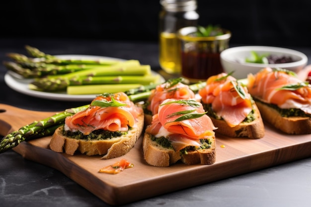 Fünf Bruschettas, angerichtet mit eingelegtem Spargel