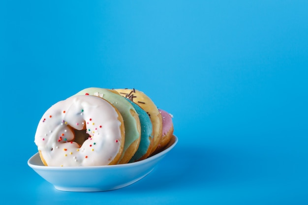 Fünf Donuts auf Untertasse