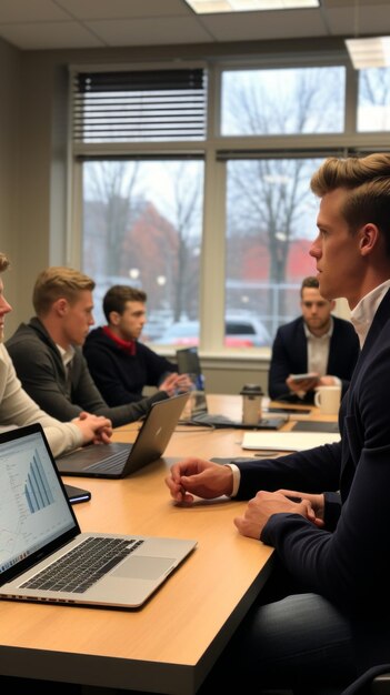 Fünf junge Fachleute bei einem Geschäftsmeeting, die Ideen diskutieren und Technologie verwenden