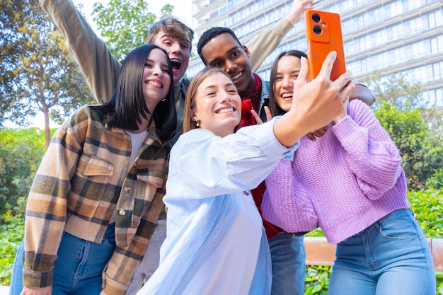 Fünf junge Freunde aus mehreren Rassen machen gemeinsam ein Selfie-Porträt im Freien