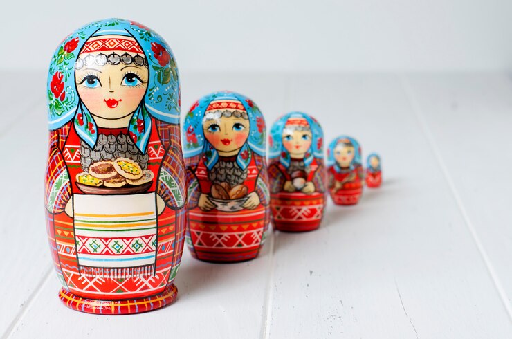 Fünf rote Matroschka. Traditionelles russisches Spielzeug.