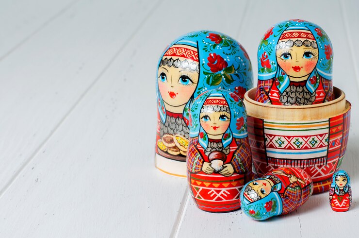 Fünf rote Matroschka. Traditionelles russisches Spielzeug.