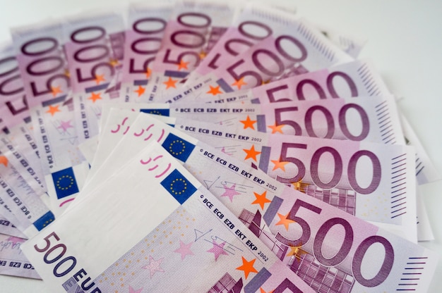 Fünfhundert Euro-Banknoten in Reihe