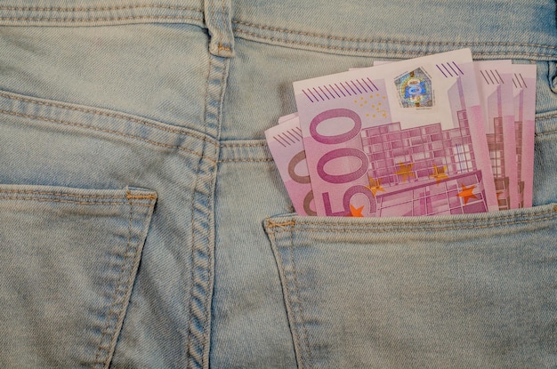 Fünfhundert-Euro-Scheine in der Gesäßtasche der Jeans.