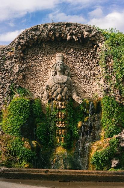 Fuente de la Abundancia en Villa d'Este escultura de Diana de Éfeso