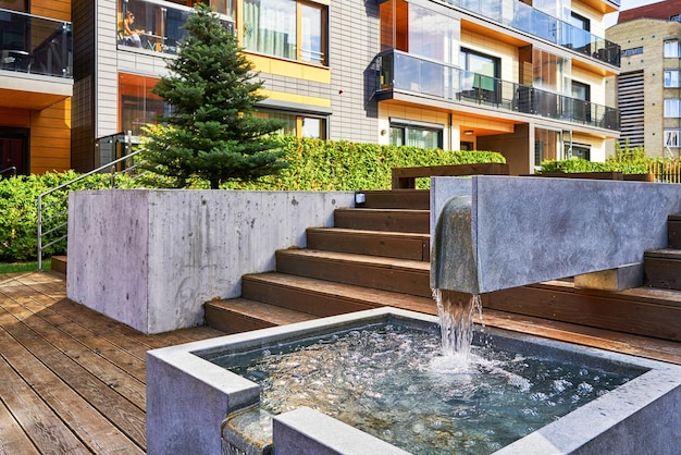 Fuente de agua decorativa en el moderno complejo de edificios residenciales de apartamentos. Con instalaciones al aire libre.