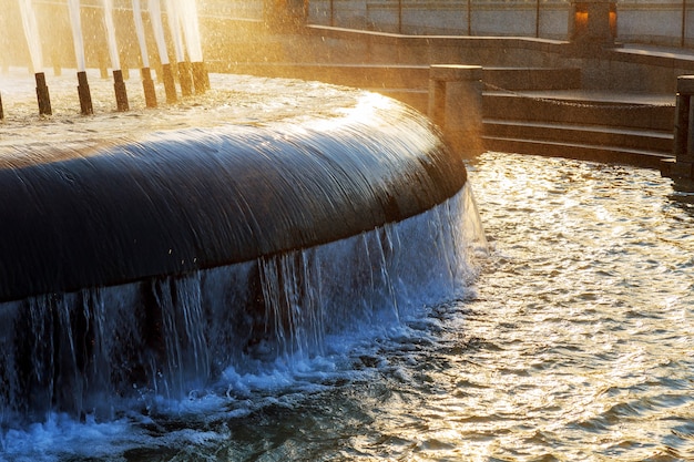 Fuente de agua en la plaza de la ciudad.