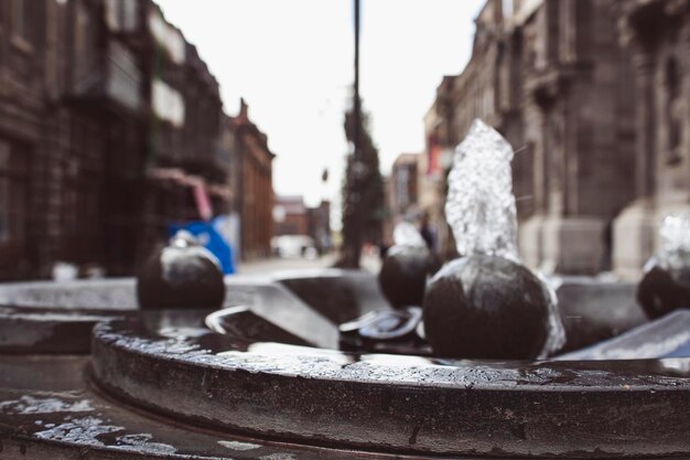 Fuente de agua potable en el fondo de la ciudad