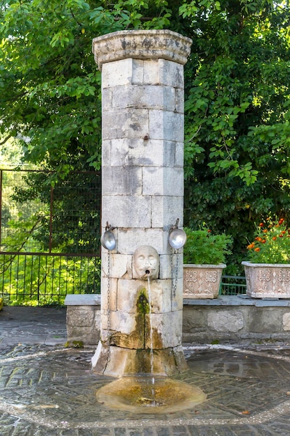 Fuente en la aldea de montaña Pramanta región Tzoumerka Grecia montañas Pindos