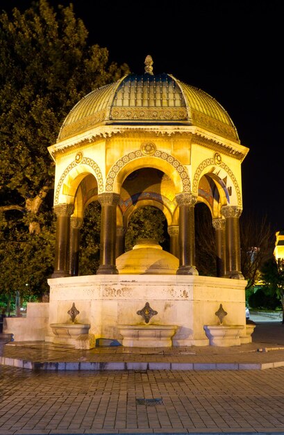 Fuente alemana de la plaza Sultanahmet Estambul