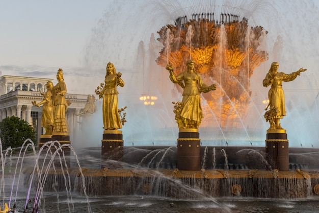 La fuente de la Amistad de las Naciones en la Exposición de Logros Económicos VDNH Moscú Rusia