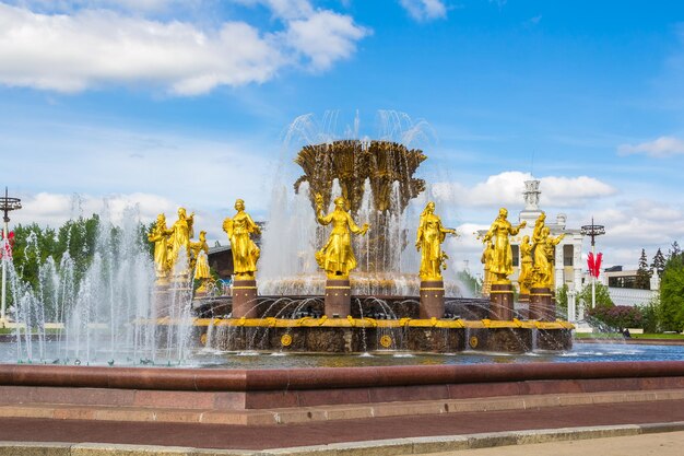 Foto la fuente de la amistad de los pueblos en el parque vdnh de moscú.