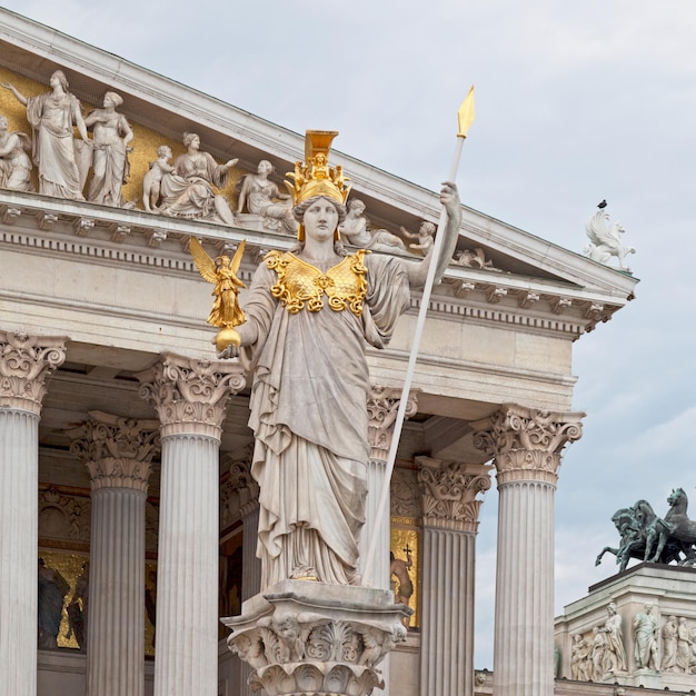 Fuente de Atenea y el Parlamento de Viena