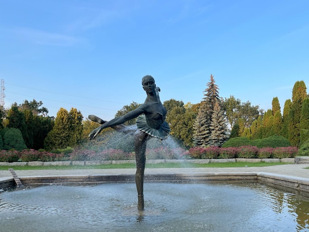 Fuente de la bailarina en el Jardín Botánico de Poznan, Polonia