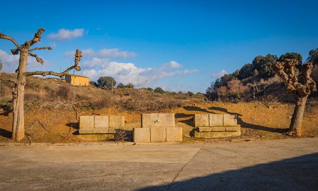 Fuente y bancos de hormigón junto al cementerio de pueyo españa