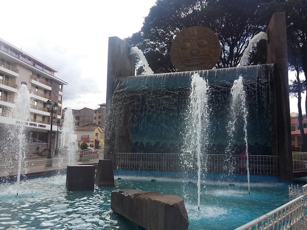 Fuente en la calle de la ciudad vieja de Cusco Perú