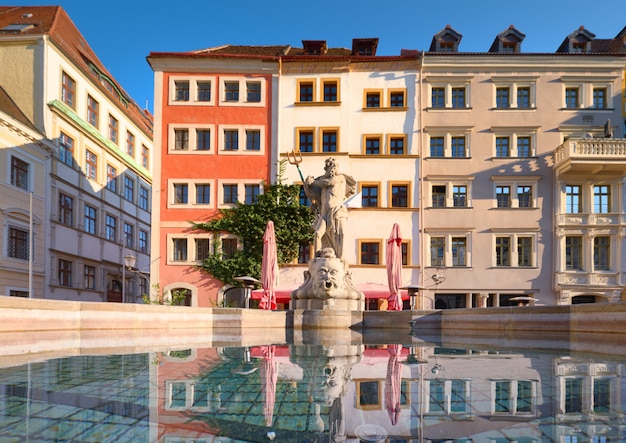 Fuente y casas tradicionales alemanas en la ciudad de Gorlitz, Alemania