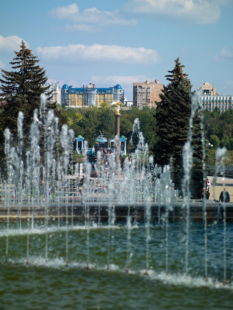 Fuente en City Park en el centro de Donetsk