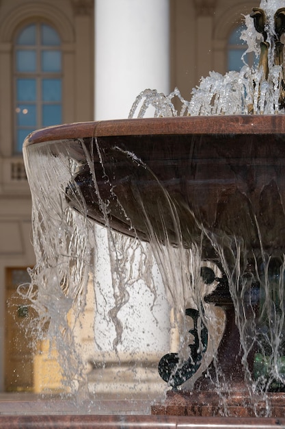 fuente de la ciudad con tazón de granito en un día soleado