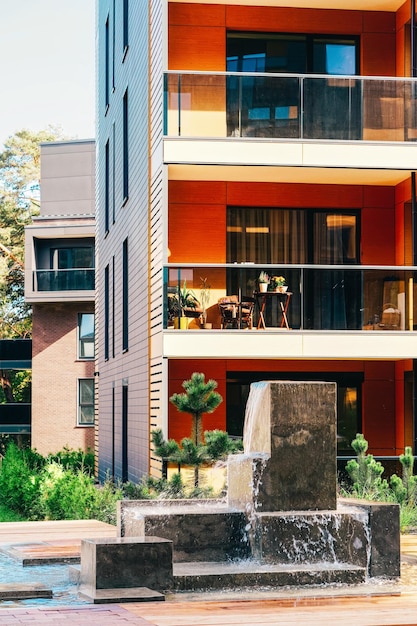 Foto fuente en el complejo arquitectónico del barrio del edificio residencial de apartamentos. e instalaciones al aire libre.