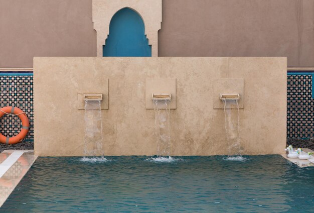 fuente decorativa en la piscina