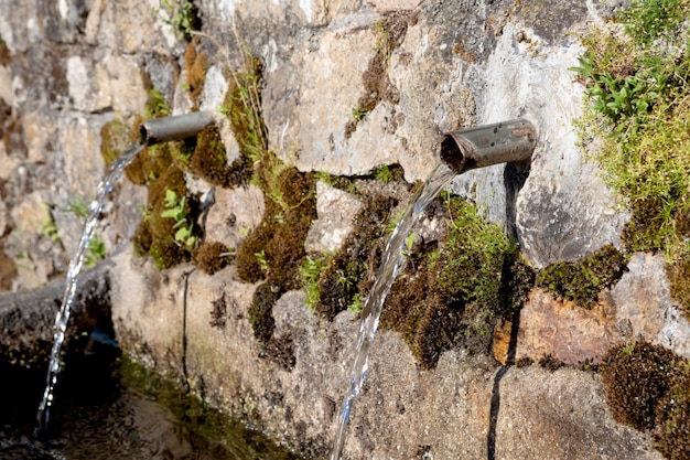 Fuente de dos tubos con agua clara.