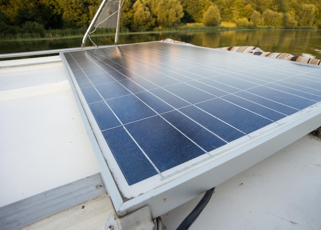 Fuente de electricidad alternativa fotovoltaica del panel solar en el barco fluvial