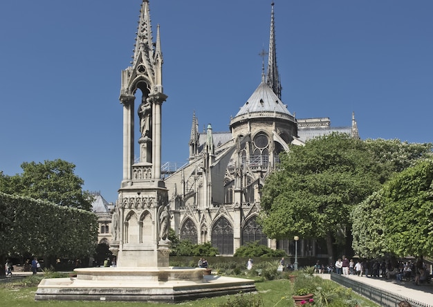 Fuente escultórica de nuestra señora detrás de Notre Dame de Paris Francia 2018
