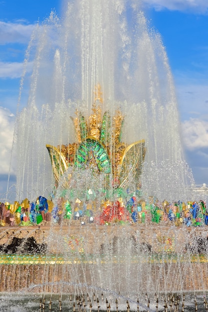 Fuente flor de piedra en el parque