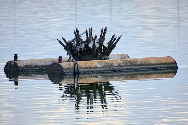 Fuente flotante en medio del lago apagada