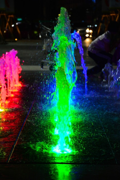 fuente con iluminaciones de colores en la noche