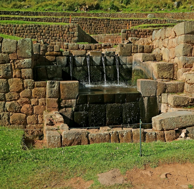 Fuente del Inca bien conservada en Tipón, hitos históricos de ingeniería civil en Cuzco, Perú