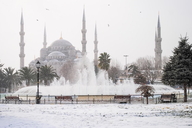 Fuente de invierno en la plaza cerca de la mezquita de Aya Sofia