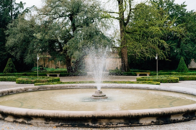 Fuente en el jardín de la villa trivulzio lago de como italia