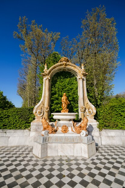 Foto fuente en los jardines del palacio en la granja de san ildefonso, segovia, españa.