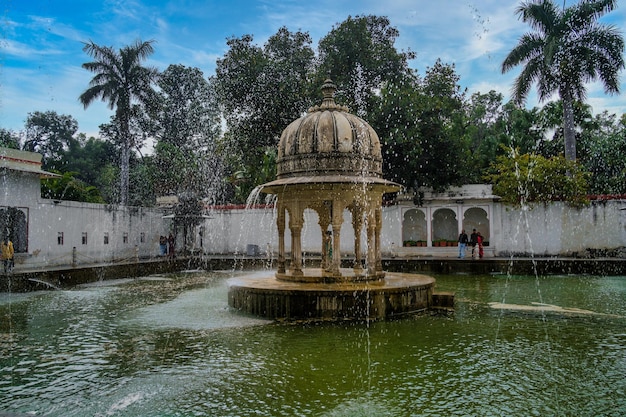 Fuente en los jardines Saheliyon ki Bari, también conocido como el patio de las doncellas, esta popular atracción turística en Udaipur, Rajasthan, India, atrae a un gran número de visitantes