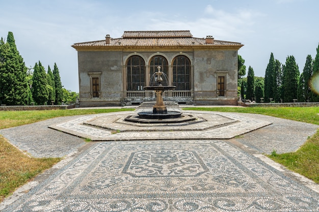 Fuente en los jardines de Villa Farnese, una mansión pentagonal en Caprarola, Lazio, Italia