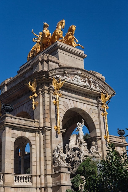 Fuente del lago del parque de la ciudadela de Barcelona con cuadriga dorada de Aurora