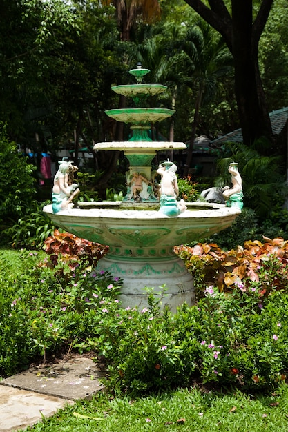 Fuente de maceta en el parque.