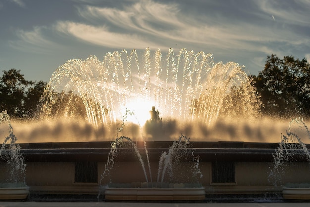 Fuente mágica al atardecer en Barcelona