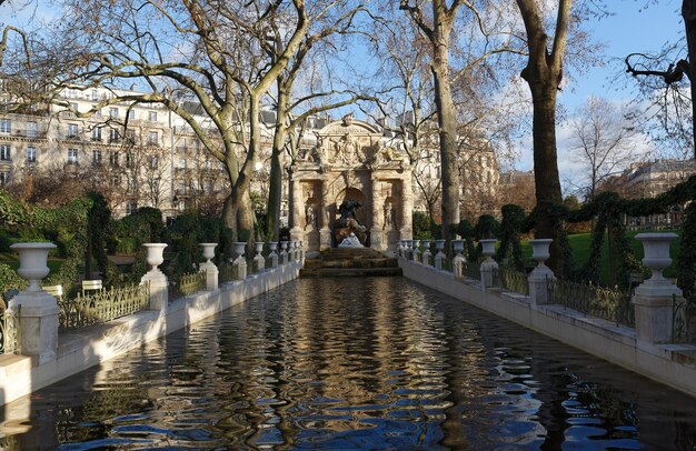 Fuente Medici barroca romántica diseñada a principios del siglo XVII en los Jardines de Luxemburgo París Francia