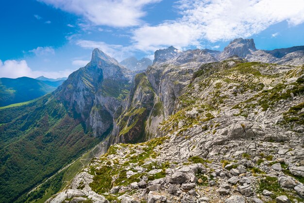 Fuente de montañas en Cantabria España