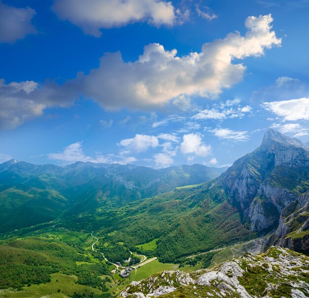 Fuente de montañas en Cantabria España