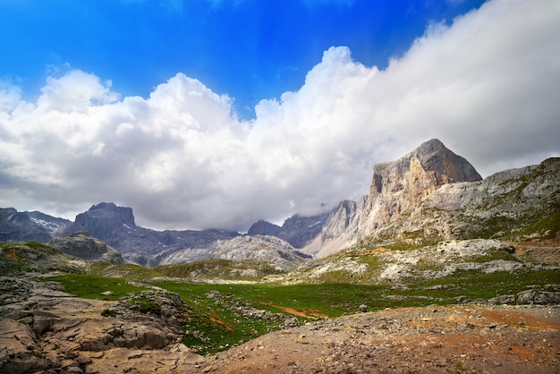 Fuente de montañas en Cantabria España