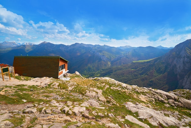 Foto fuente de montañas en cantabria españa