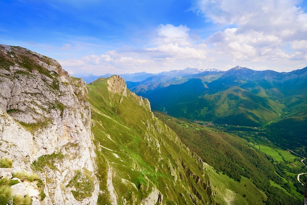 Fuente de montañas en Cantabria España