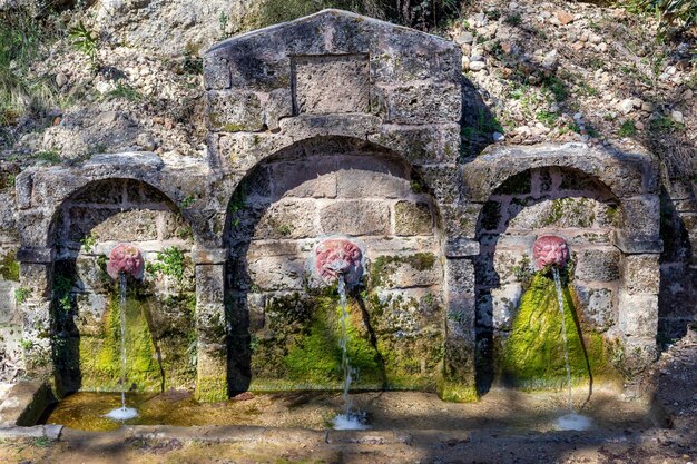 Fuente en las montañas de Grecia Peloponeso