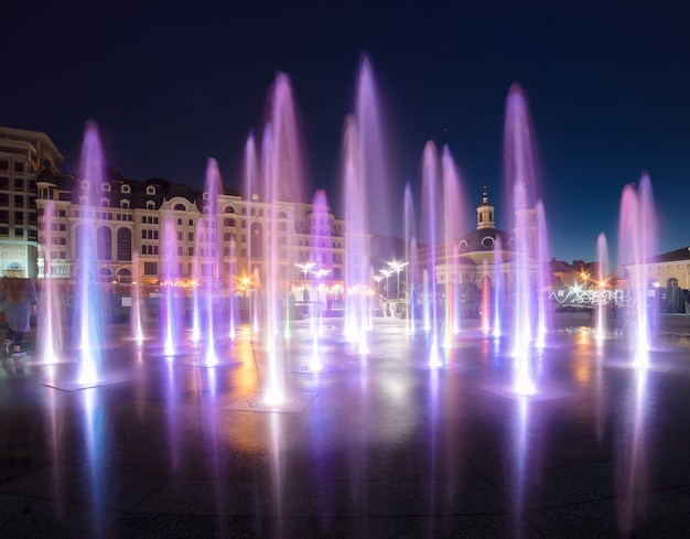 Fuente musical con iluminación de colores en la noche con reflejo. Ucrania, Kiev. Fondo de turismo de entretenimiento de viajes.